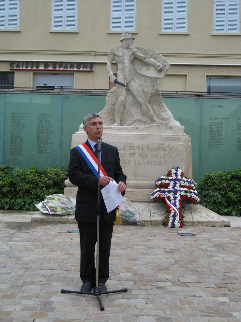 Place de Gaulle - monument aux morts