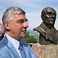 Gaëtan Gorce devant la statue de François Mitterrand 